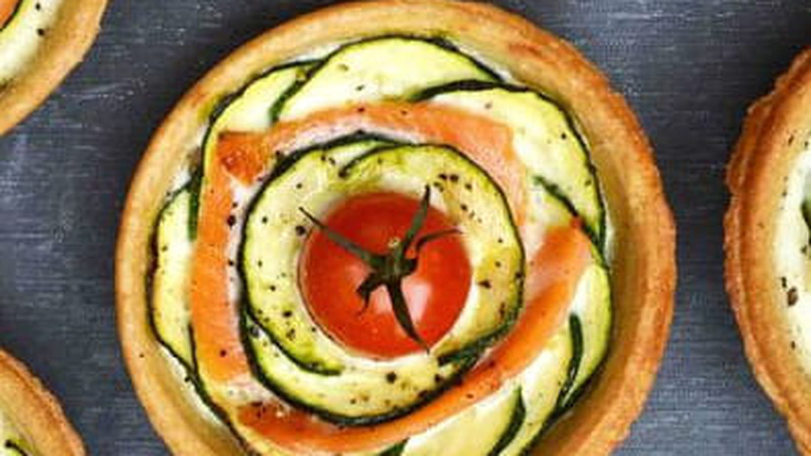 Petites quiches au fromage de chèvre, courgette et saumon fumé