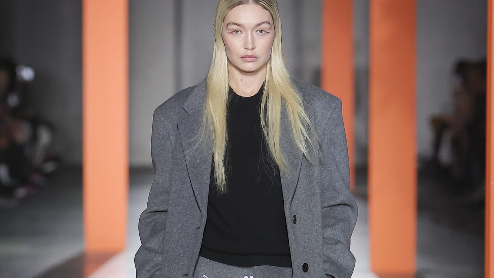 Prada transforme la robe de mariée dans son défilé automne-hiver 2023-2024