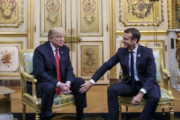 Emmanuel Macron vérifie si Donald Trump est mou du genou
