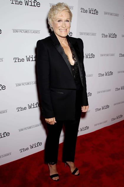 Glenn Close en ensemble noir