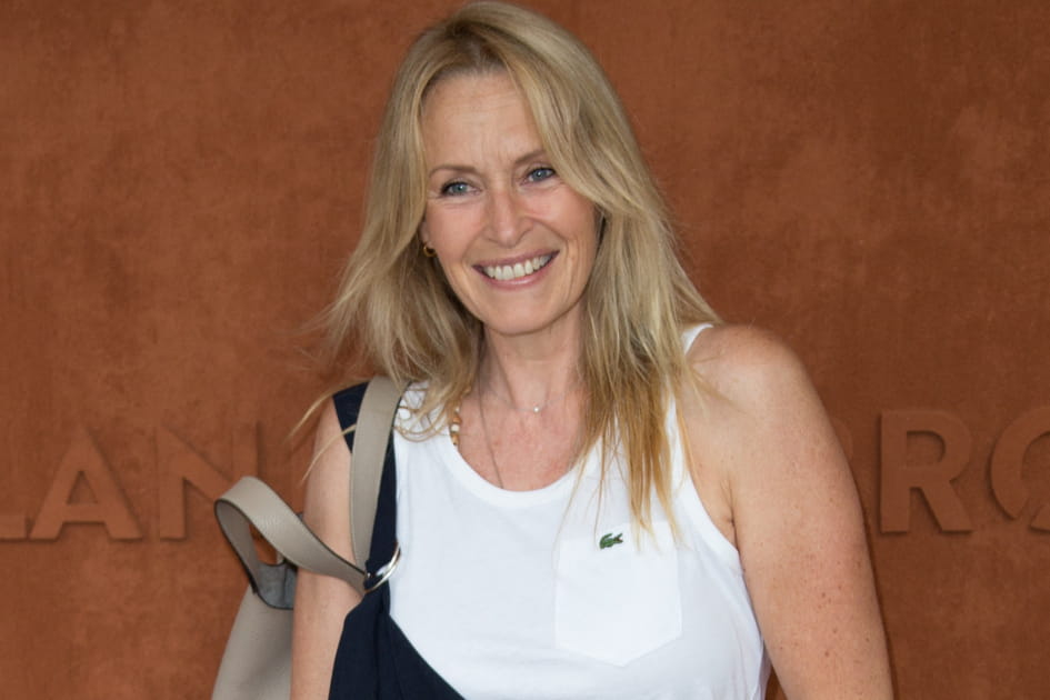 Les cheveux lisses d&eacute;grad&eacute;s d'Estelle Lef&eacute;bure