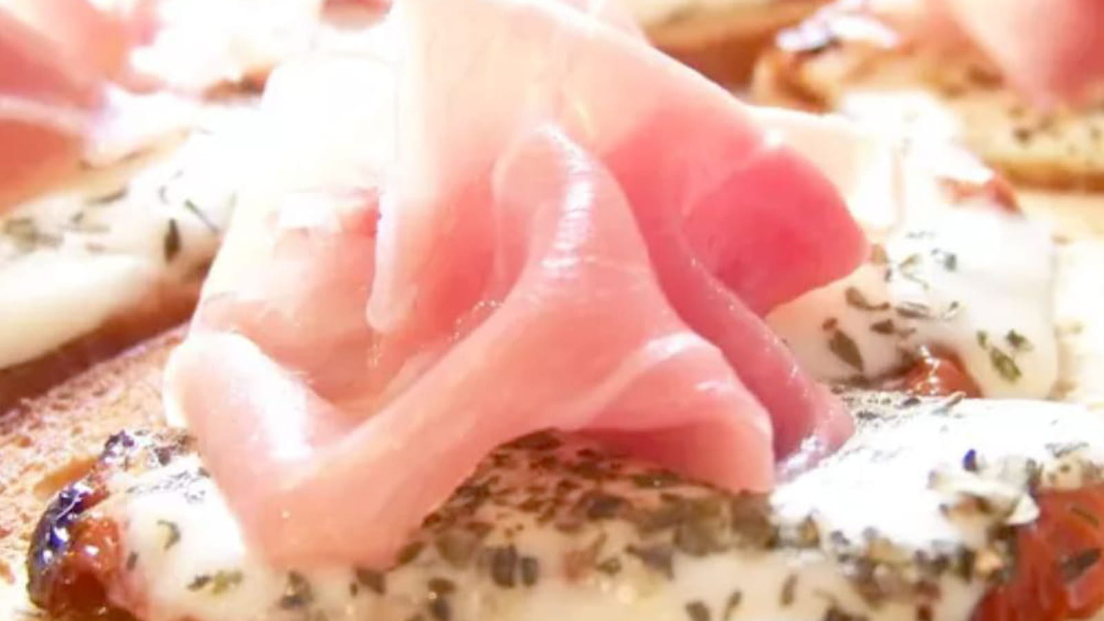 Bruschetta au jambon cru, tomates séchées et mozzarella : la recette facile