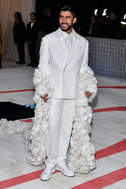 Bad Bunny en costume blanc dos nu Jacquemus