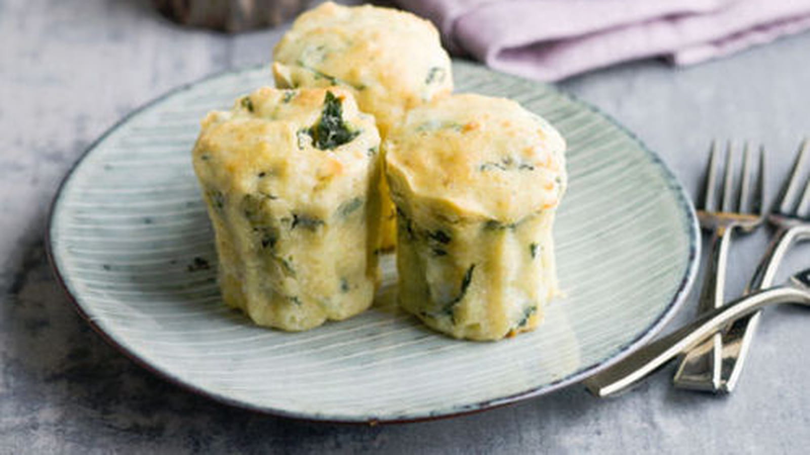 Cannelés à la feta et roquette