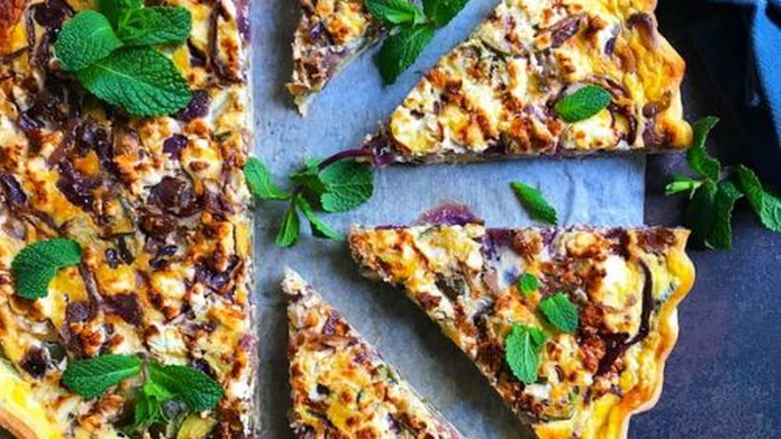 Quiche aux courgettes, oignons rouges caramélisés et feta