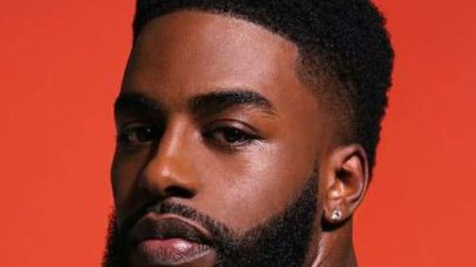 Cheveux afros et dégradé aux tempes