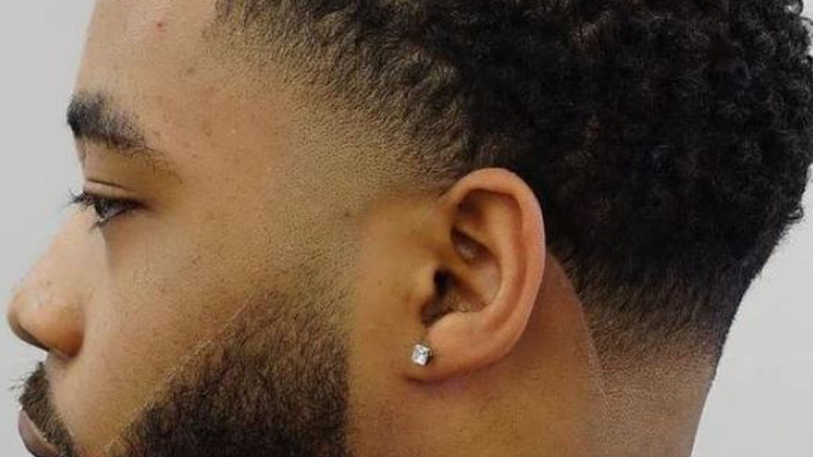 Les cheveux frisés courts
