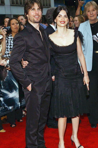 Pen&eacute;lope Cruz en robe noire &eacute;vas&eacute;e &agrave; encolure ronde