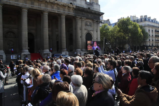 Une foule de riverains suit la c&eacute;r&eacute;monie devant l'&eacute;difice
