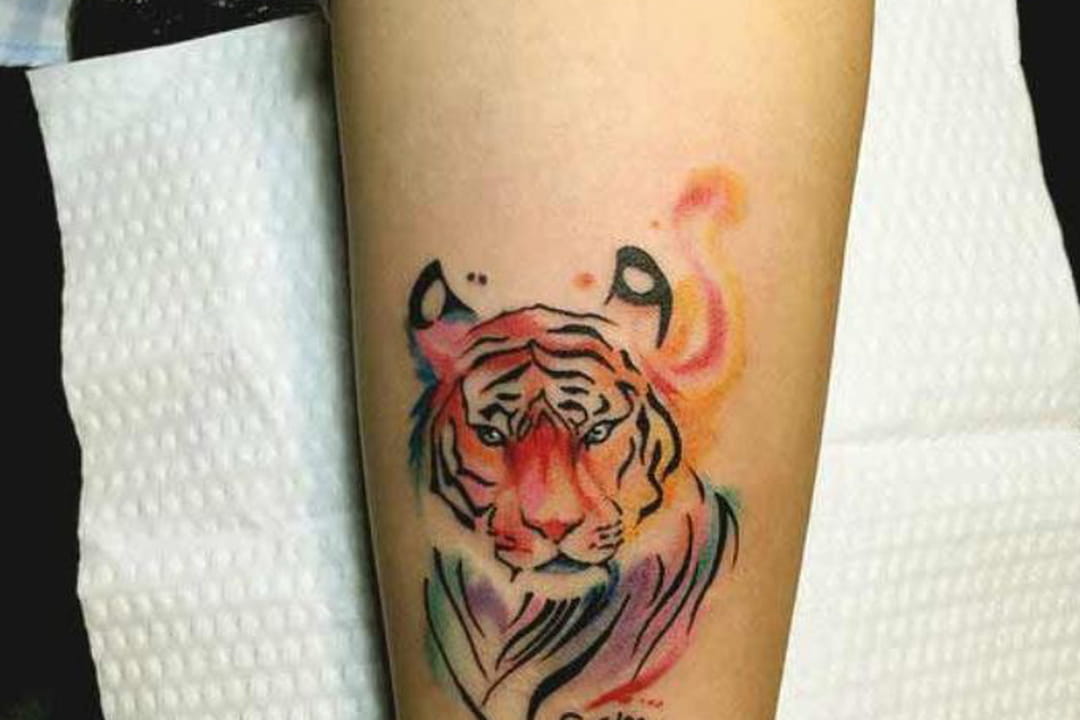 Tigre coloré sur l'avant-bras