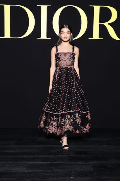 Rachel Zegler en robe noir et rose au défilé Dior printemps-été 2024