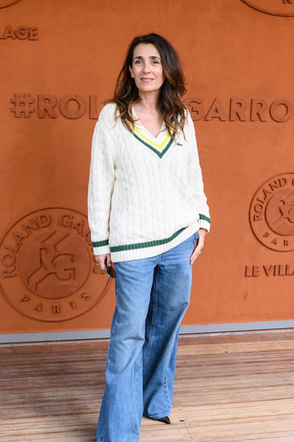 Mademoiselle Agn&egrave;s en jean oversize et pull encolure V