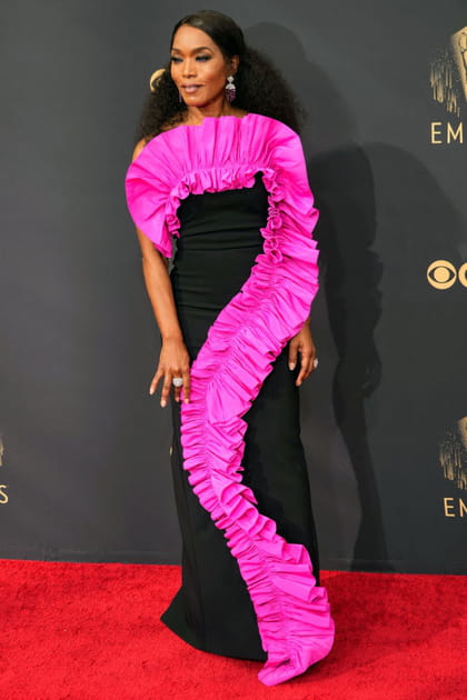 Angela Bassett en robe à volants