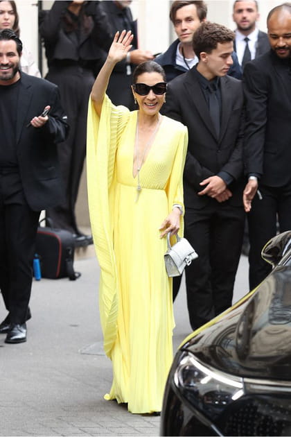 Michelle Yeoh en robe plissée jaune au défilé Balenciaga haute couture automne-hiver 2023-2024
