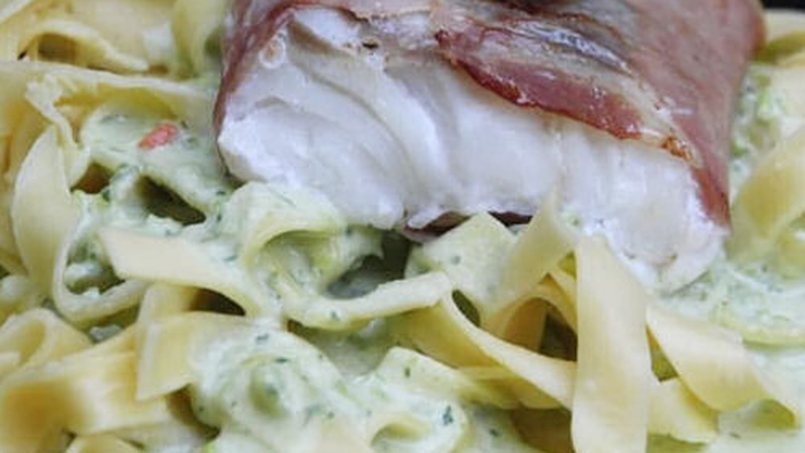 Dos de cabillaud, sauce au cresson, petits pois et wasabi