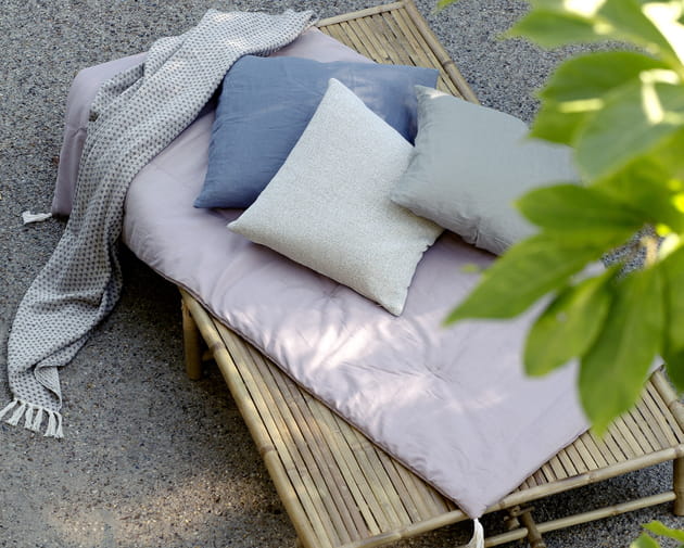 Des coussins et un matelas extérieurs pastel