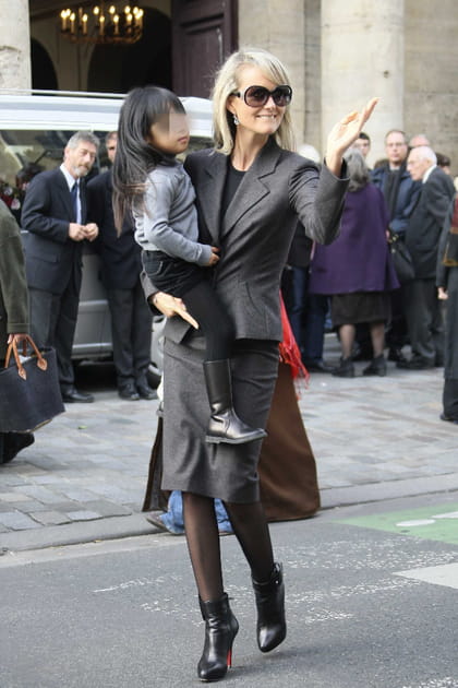 Læticia Hallyday en blazer noir et jupe fourreau assortie