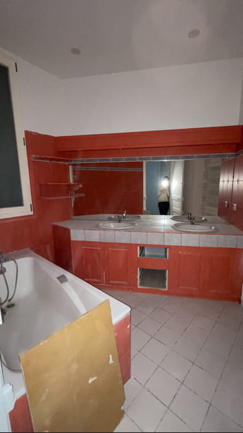 Avant&nbsp;: une salle de bains d&eacute;su&egrave;te et trop color&eacute;e