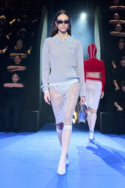 Jupe transparente et cardigan gris aperçus sur le défilé Casablanca