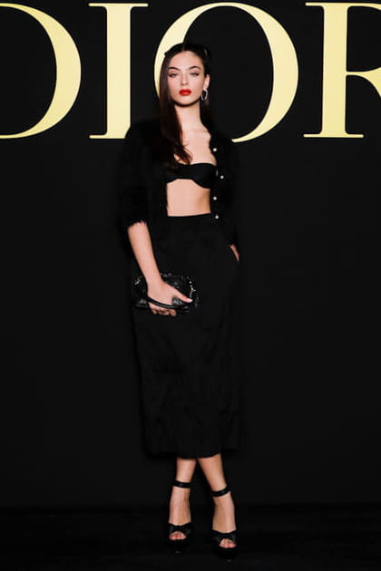Deva Cassel en bandeau et jupe noire au défilé Dior printemps-été 2024
