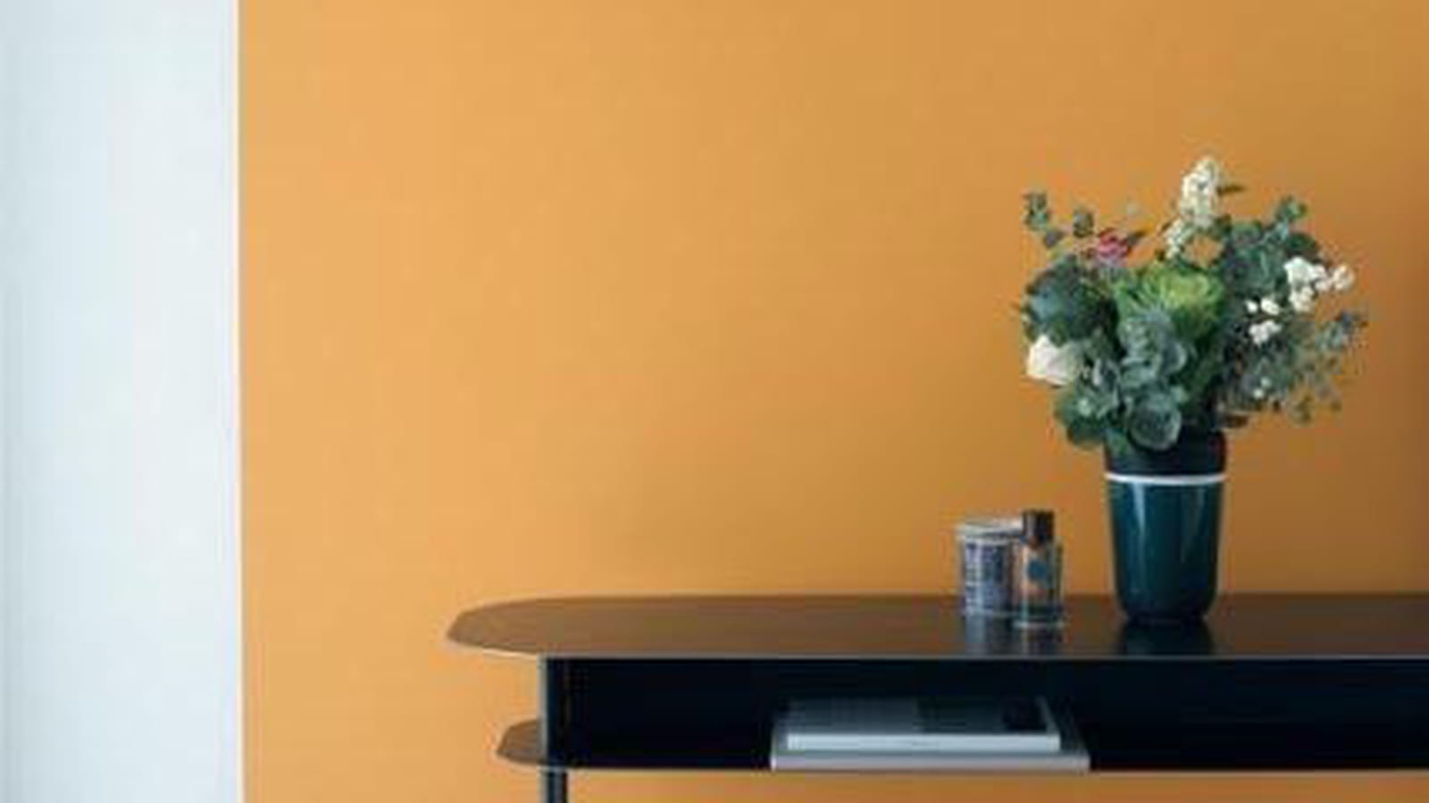 Salon orange et blanc
