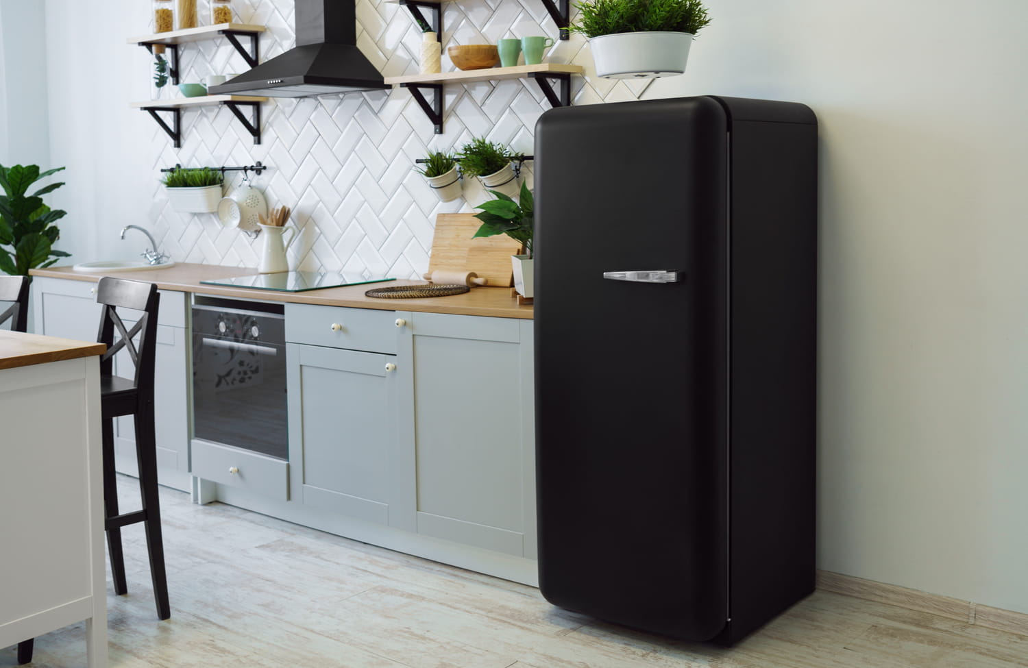 This action recommended by manufacturers prevents overheating of the fridge from the start of summer This action recommended by manufacturers prevents overheating of the fridge from the start of summer