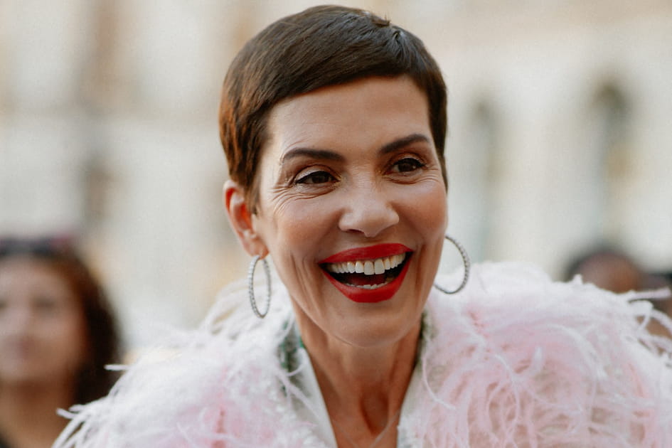 Les cheveux bruns et la coupe gar&ccedil;onne de Cristina C&oacute;rdula