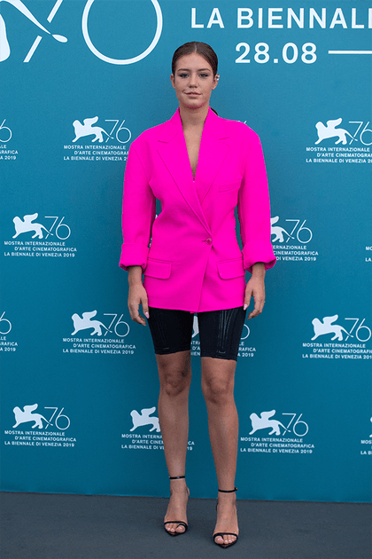 Adèle Exarchopoulos en veste rose néon et cycliste noir