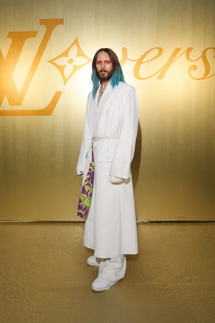 Jared Leto en kimono blanc et jupe longue assortie
