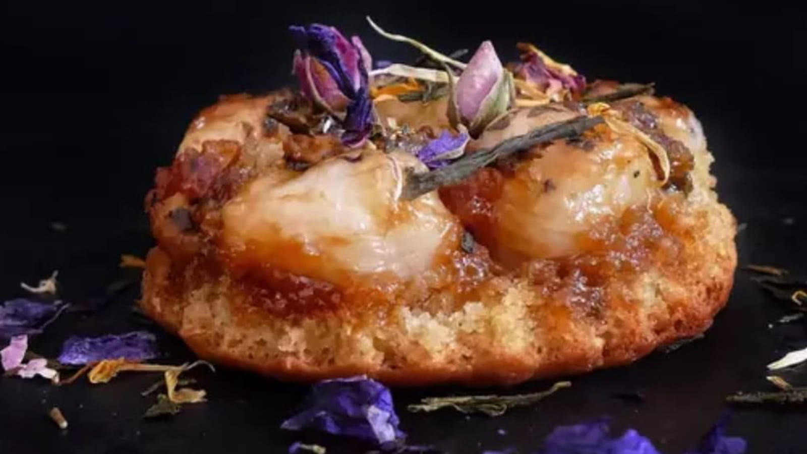 Gâteau renversé aux litchis et caramel de thé