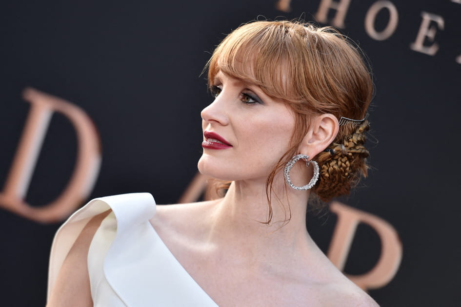 Le chignon bas avec frange de Jessica Chastain