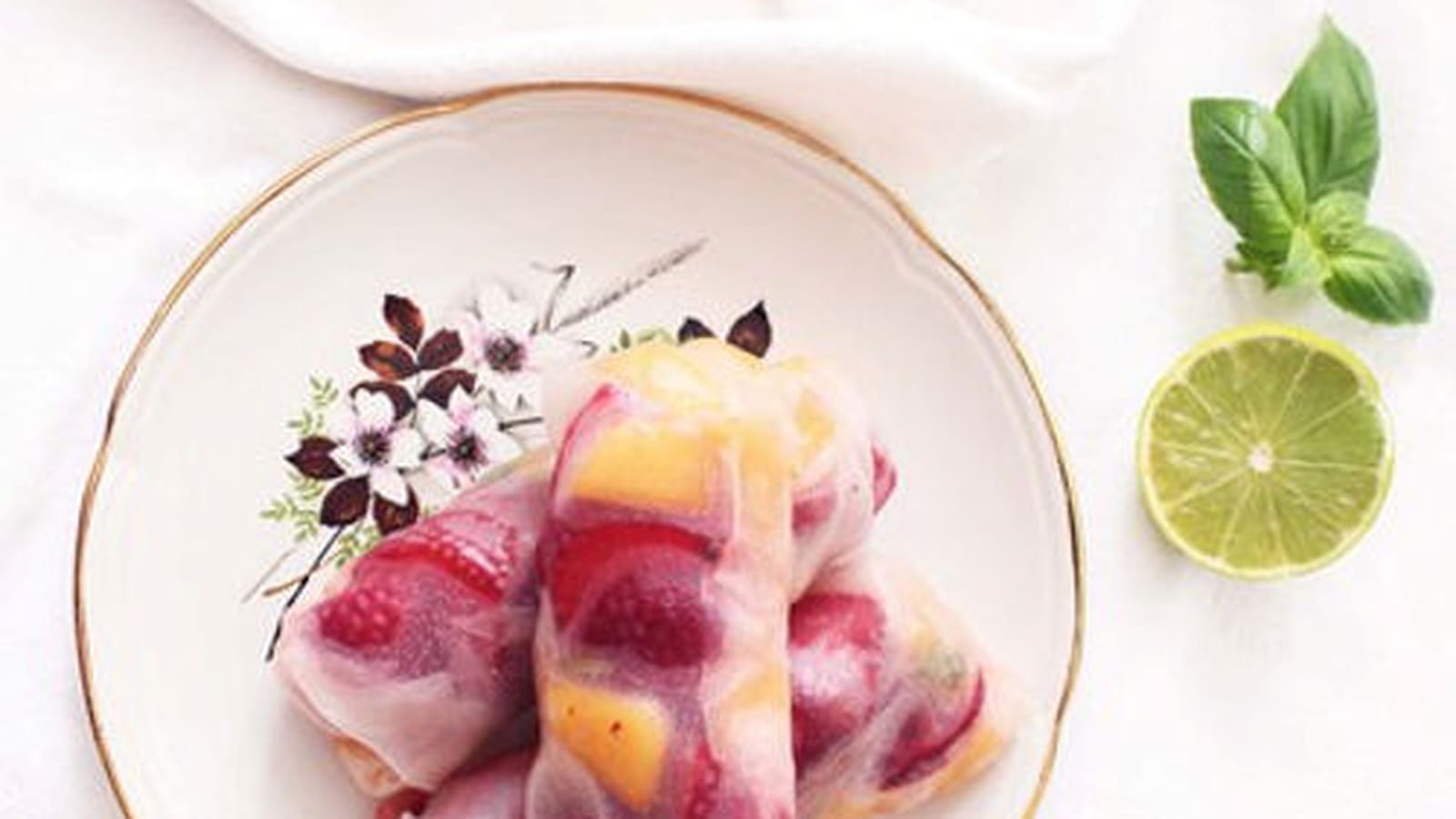 Rouleaux de printemps au melon, fraises et basilic