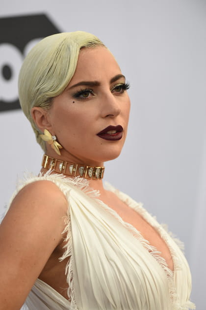 Lady Gaga avec un choker et des clips dorés