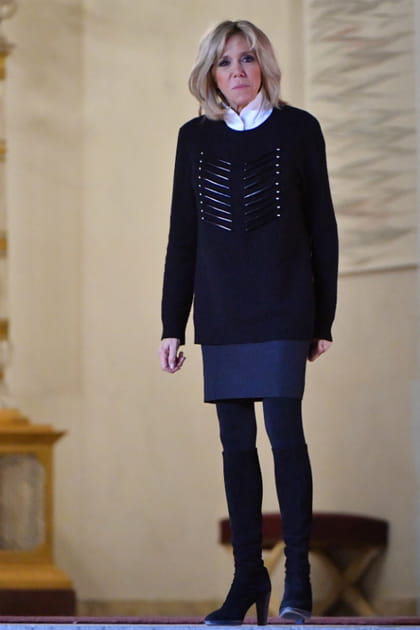 Brigitte Macron en jupe droite bleu marine Louis Vuitton et pull noir ajour&eacute;
