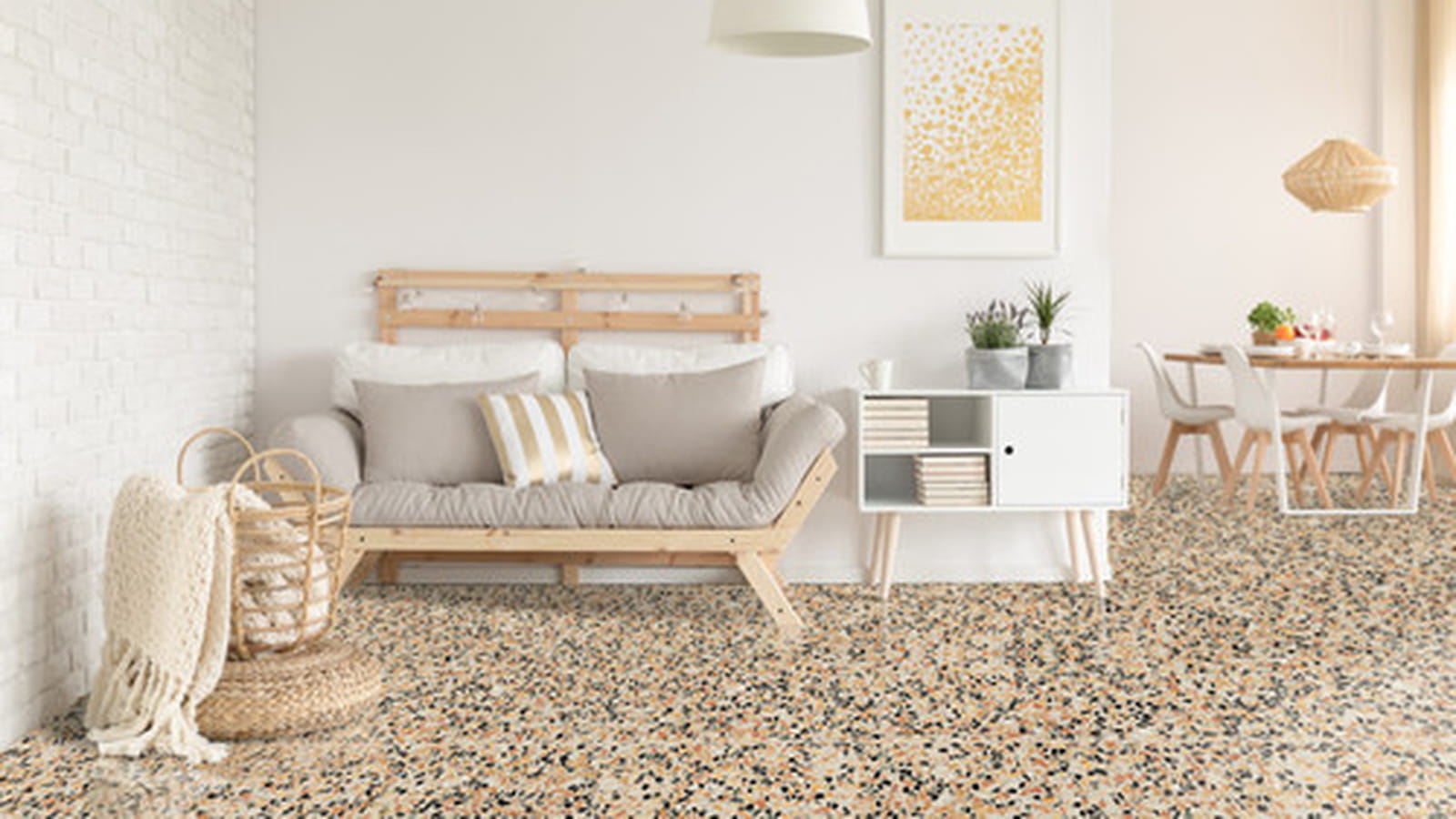 Le sol du salon en terrazzo