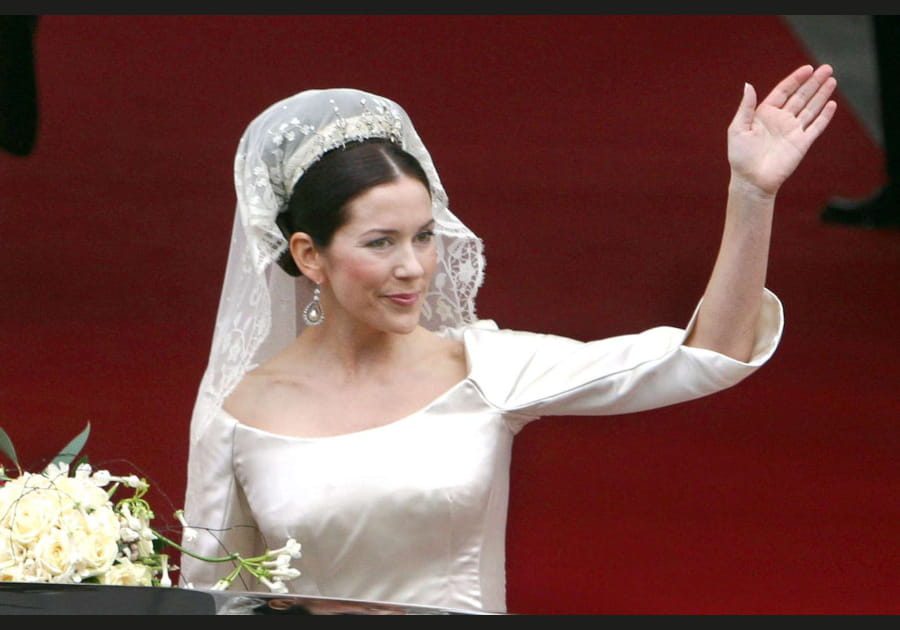 Mary de Danemark, &eacute;blouissante avec son chignon bas