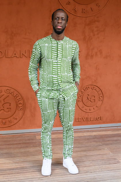 Youssoupha en ensemble vert imprim&eacute; et baskets blanches Nike