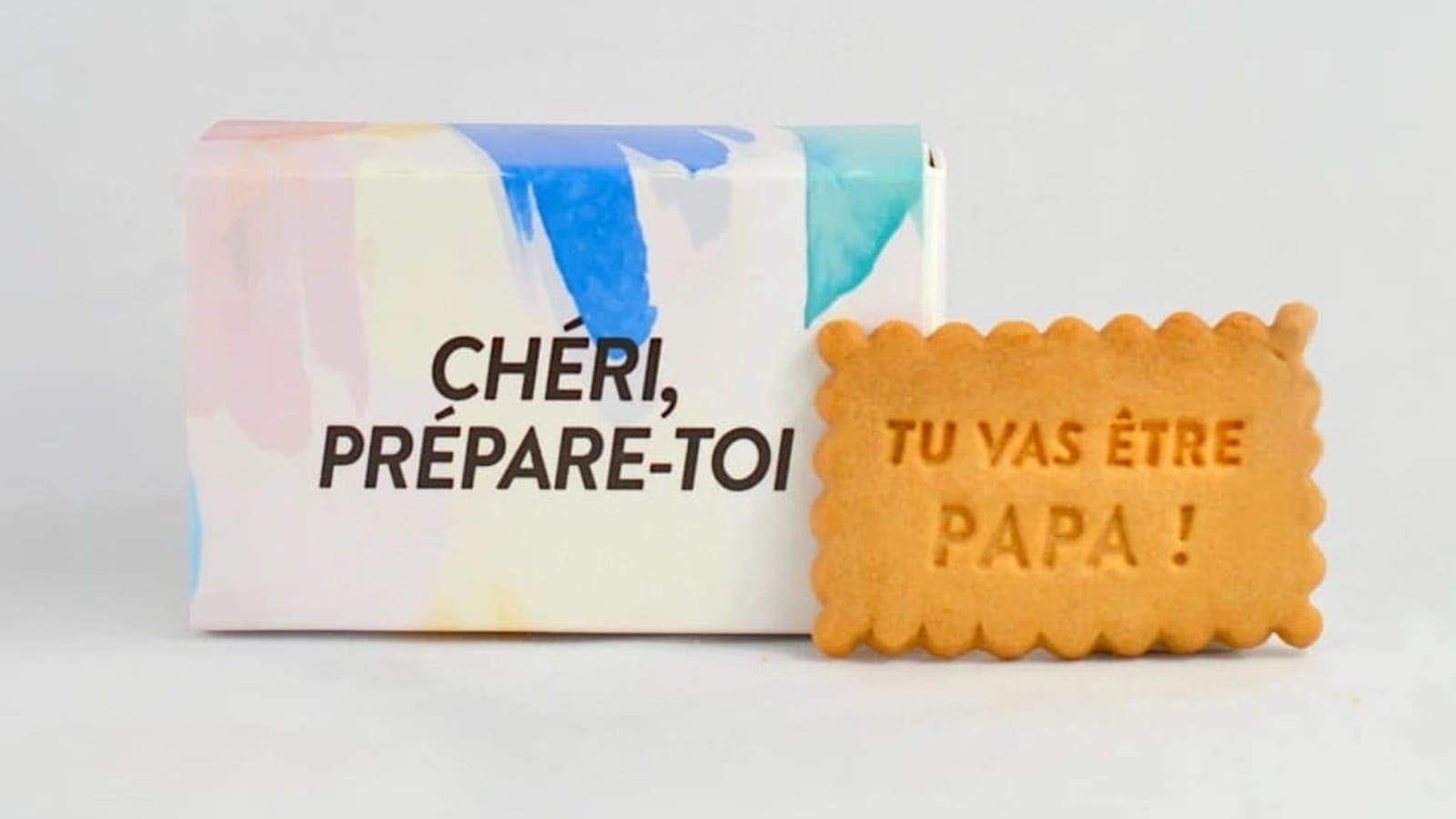 Dans un mini-coffret de biscuits