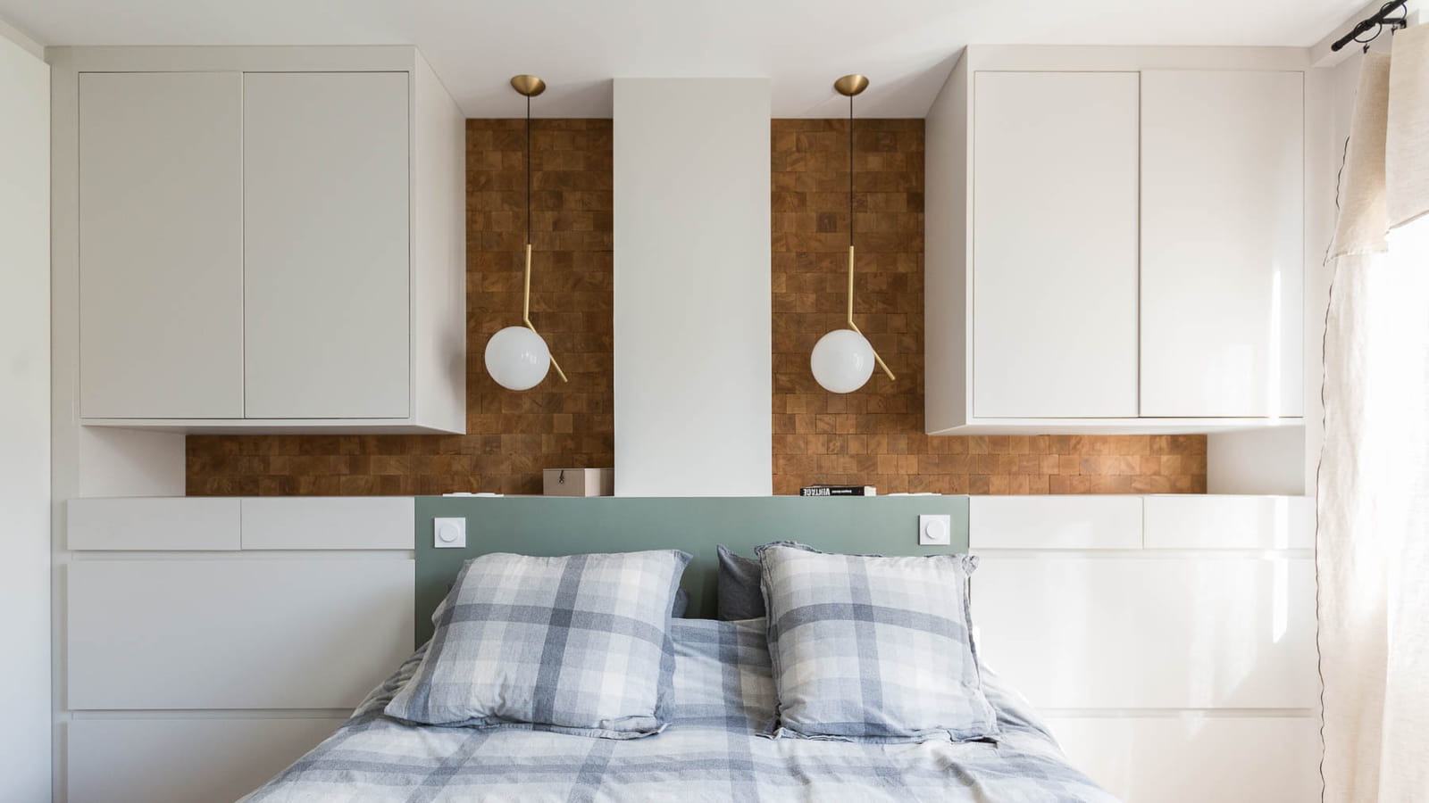 Tête de lit en bois avec placards 