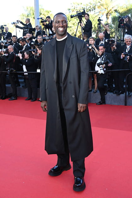 Omar Sy en manteau noir, T-shirt en soie et pantalon de costume Ami