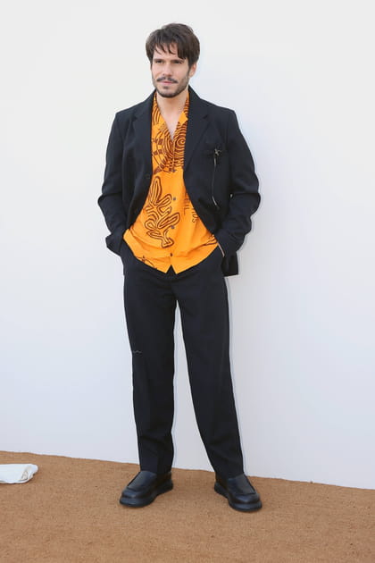 François Civil en chemise orange et blazer noir