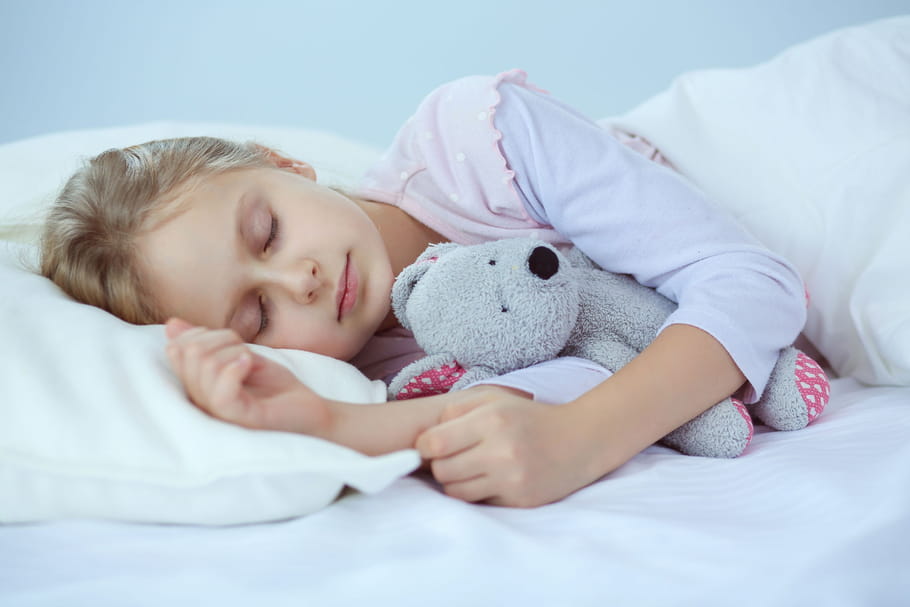 Mon enfant fait pipi au lit, quand s'inquiéter ?