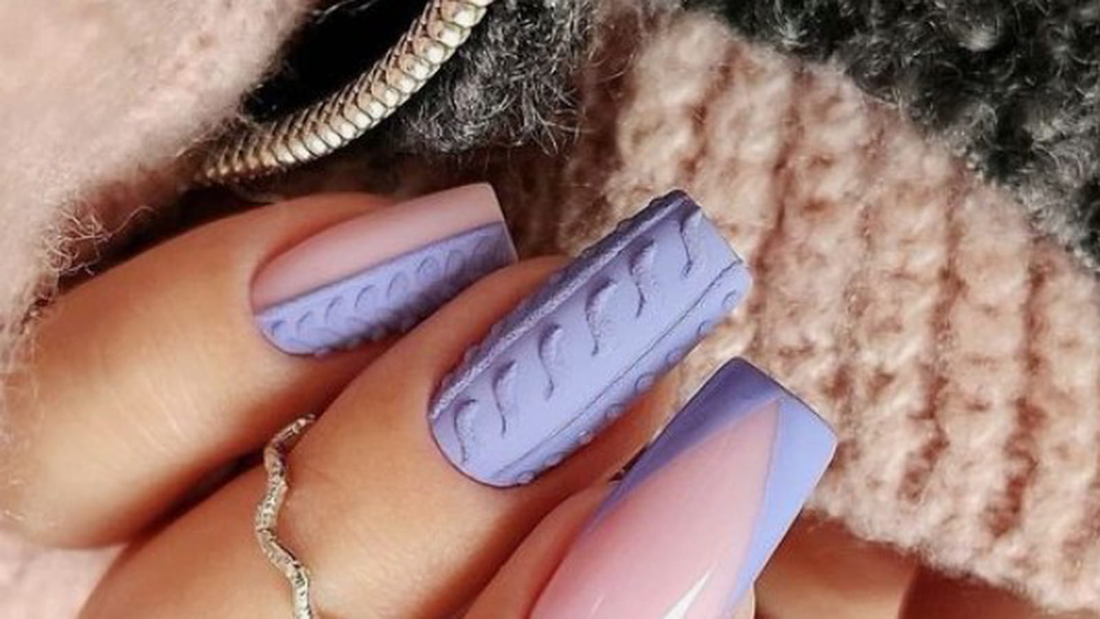 Ongles effet pull lilas