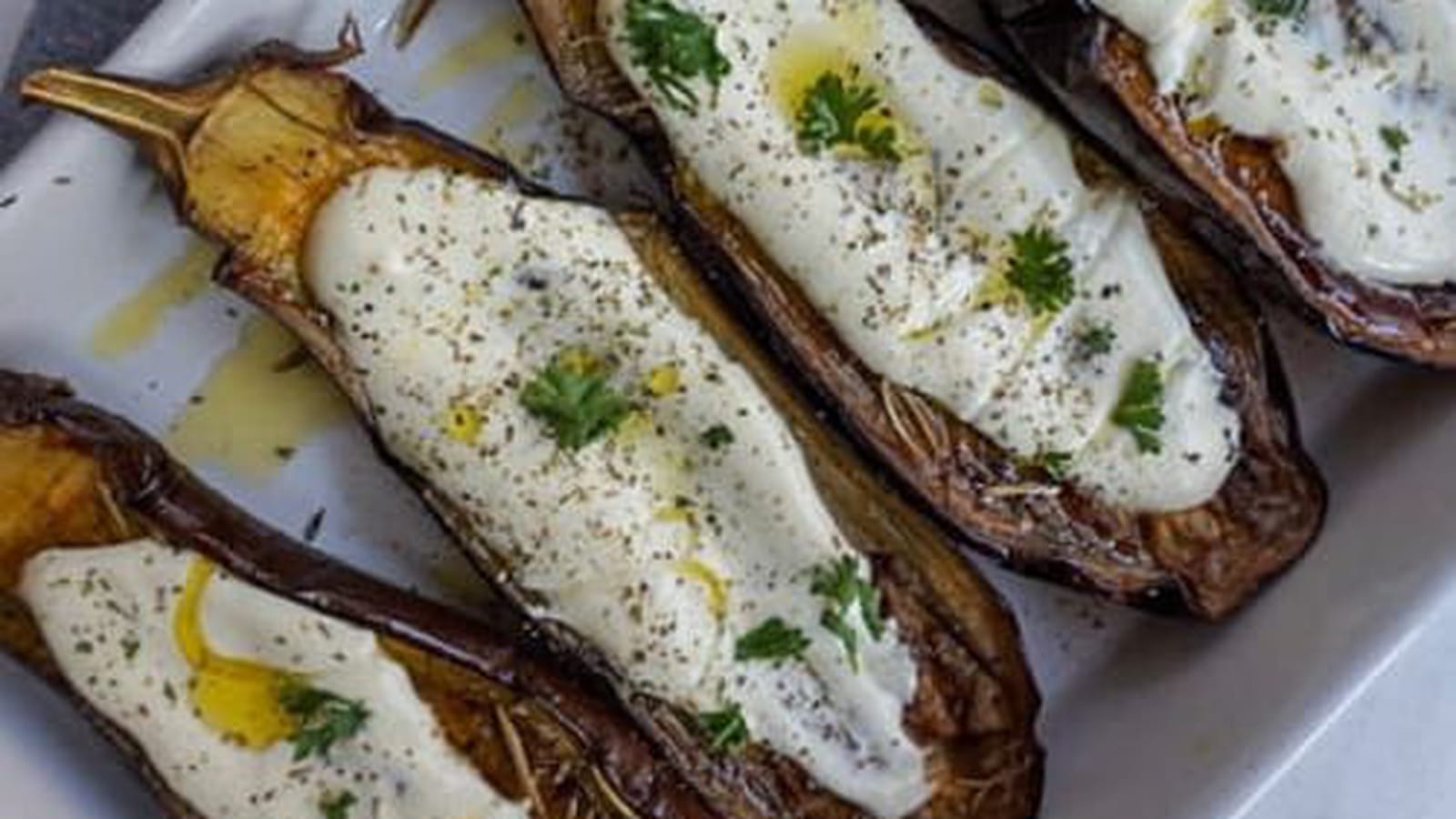 Aubergines grillées, sauce au yaourt et aux herbes