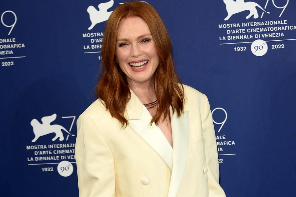 Le mi-long ondul&eacute; de Julianne Moore