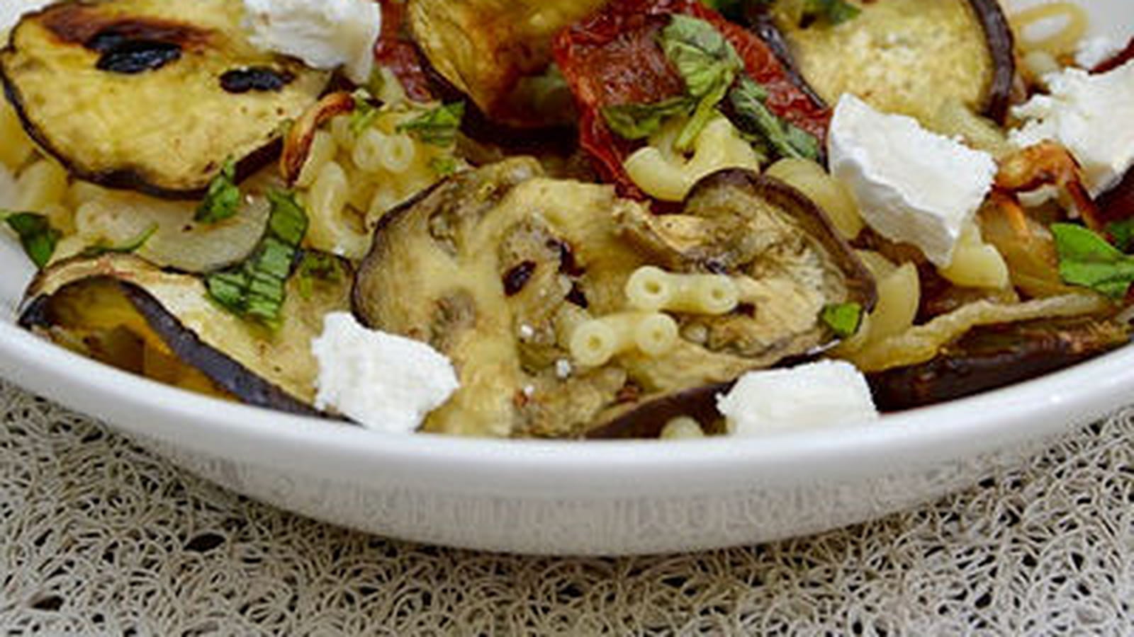 Salade de pâtes aux aubergines grillées, tomates confites et fromage de chèvre