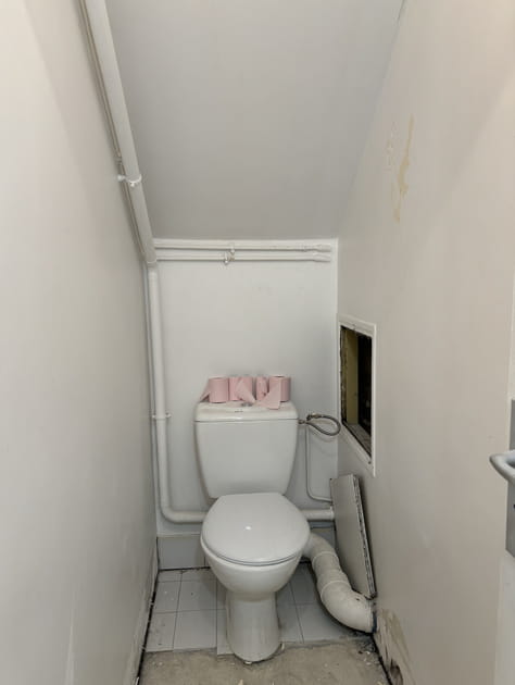 Avant&nbsp;: des toilettes encombr&eacute;es de tuyaux