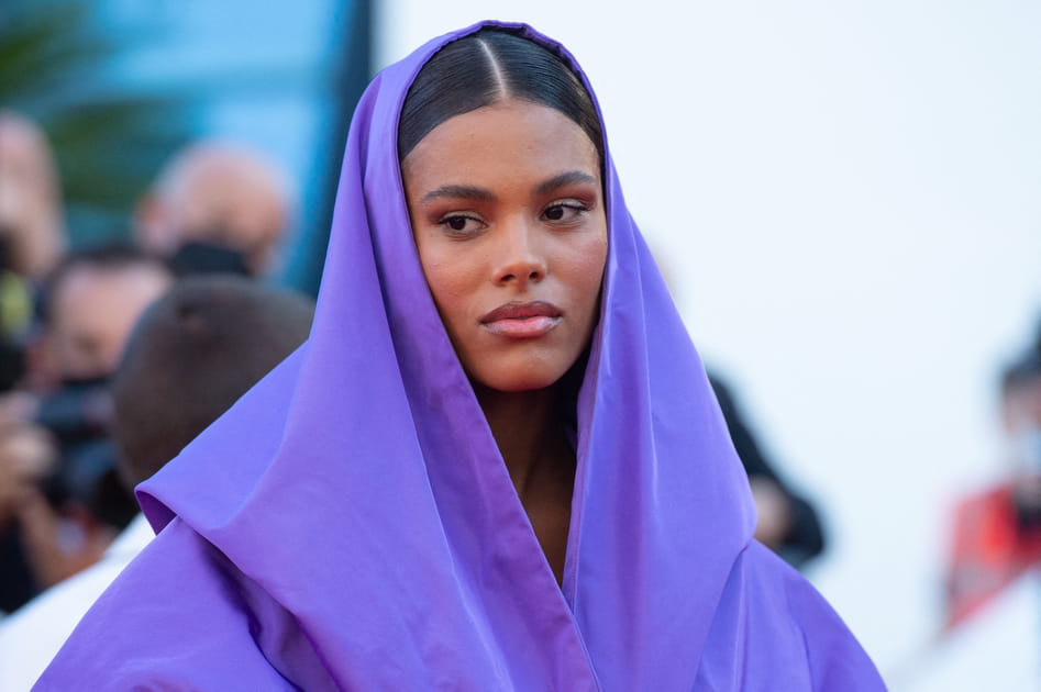 Tina Kunakey, subjuguante avec sa coiffe plaqu&eacute;e et sa raie au milieu