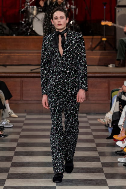 Costume noir &agrave; fleurs multicolores aper&ccedil;u sur le d&eacute;fil&eacute; Paul & Joe