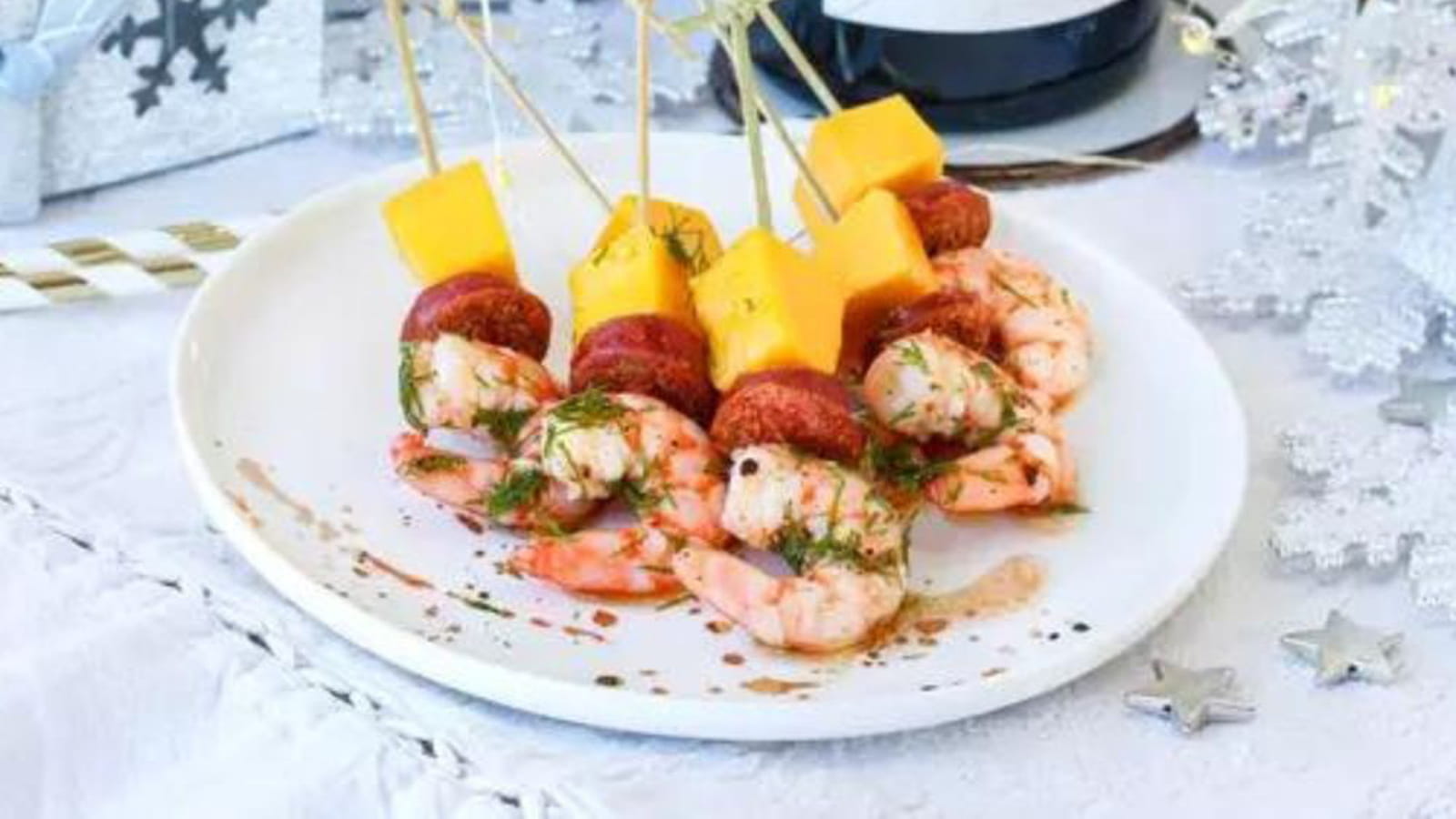 Brochettes de crevettes marinées, mangue et chorizo grillé